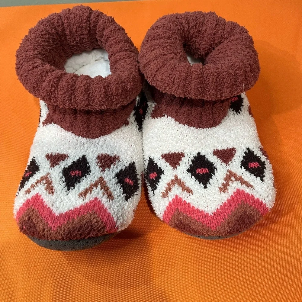 6/$25 Cozy Patterned Kids Slippers - Red and White - Picture 9 of 9